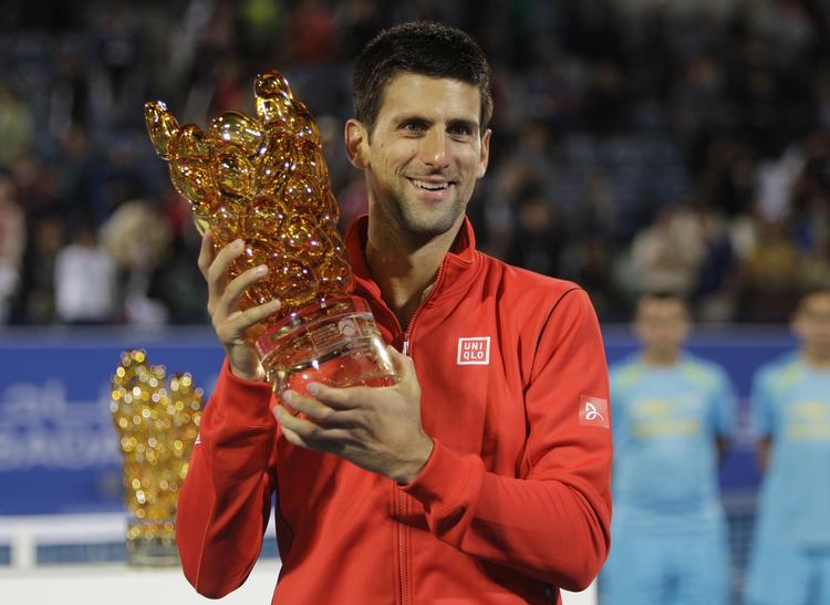 sejr. Novak Djokovic vandt i går denne smukke sag efter at have sejret i finalen i 'Mubadala World Tennis Championship' i Abu Dhabi mod David Ferrer. 