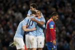 sejrsmål. Manchester City-spillere jubler over den enlige scoring i kampen mod Crystal Palace. 