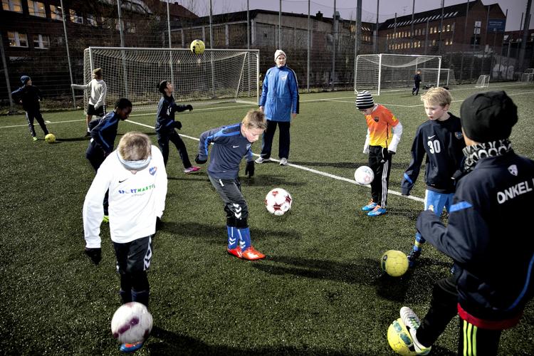 glæde? Legen med den lille runde bold er flere steder blevet erstattet af hård fokus på de kommende talenter, som både lokkes af storklubber og paces af ambitiøse forældre. 