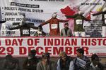 Mindedag. Mange steder i Indien markerer borgere, at det i dag er et år siden, at en 23-årig kvindelig studerende døde efter en gruppevoldtægt. 