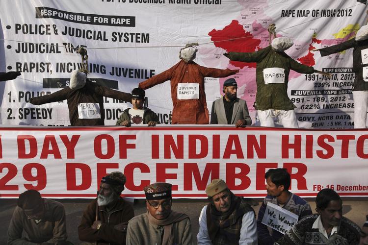 Mindedag. Mange steder i Indien markerer borgere, at det i dag er et år siden, at en 23-årig kvindelig studerende døde efter en gruppevoldtægt. 