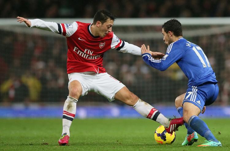 skadet. Mesut Özil (tv) bliver svær at undvære for Arsenal i det tætte jule- og nytårsprogram. 