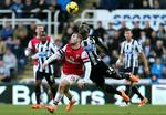 fight. Kampen mellem Newcastle og Arsenal var præget af massevis af hårde nærkampe og højt tempo. 