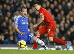 infight. Liverpools Luis Suarez (th) blev holdt godt nede af Chelseas forsvar med anfører John Terry (tv) i spidsen. 