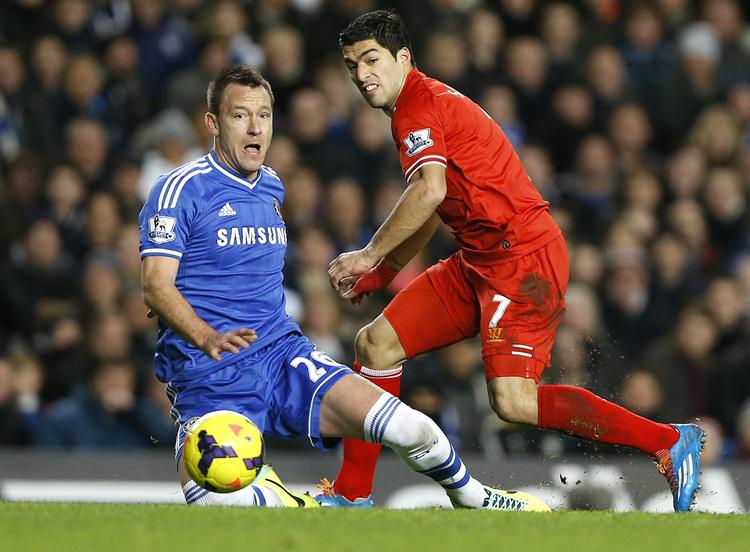 infight. Liverpools Luis Suarez (th) blev holdt godt nede af Chelseas forsvar med anfører John Terry (tv) i spidsen. 