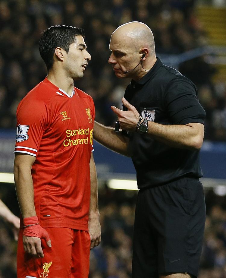 Utilfreds. Suarez appellerede kraftigt til dommeren, der dog lod spillet fortsætte. 
