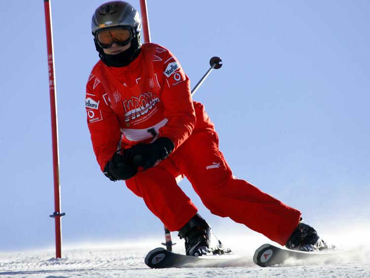 Styrt. Racerkøreren Michael Schumacher er blevet ramt af en hjerneblødning efter et skistyrt, og han er derfor i livsfare, beretter franske medier. 