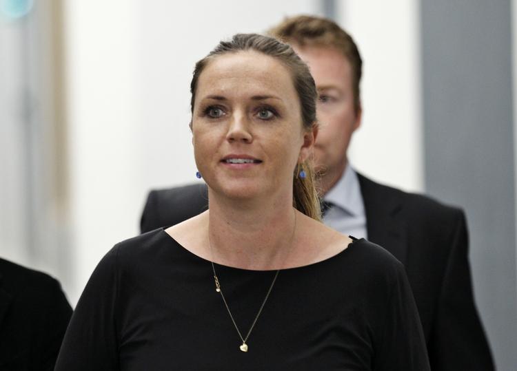 Karantæne. Udspekulerede konkursryttere, der kører virksomheder i sænk på stribe, kan fra starten af det nye år se frem til at havne i en sort karantænebog, som forbyder dem at lede visse typer virksomheder i flere år. Justitsminister Karen Hækkerup (S) er tilfreds med, at konkursrytteri nu kan »resultere i alvorlige konsekvenser«, selv om kritikerne påpeger, at karantænebogen mister sin effekt, når den ikke er offentligt tilgængelig. - Foto: 