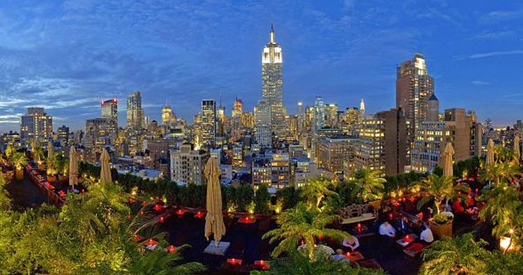 230 Fifth er en roof-top bar, hvor man kan nyde udsigten direkte til Empire State Building og resten af Manhattans skyline. 