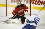 2-0. Jannik Hansen (th) sender pucken ind bag Calgary Flames' målmand. 