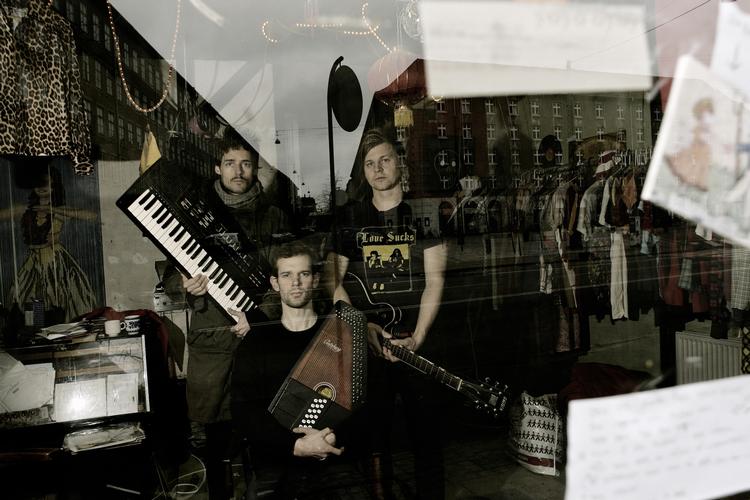 skammen. Det danske band Skammens Vogn er eminente på deres tredje album, 'Asfalt', skriver Simon Lund. 