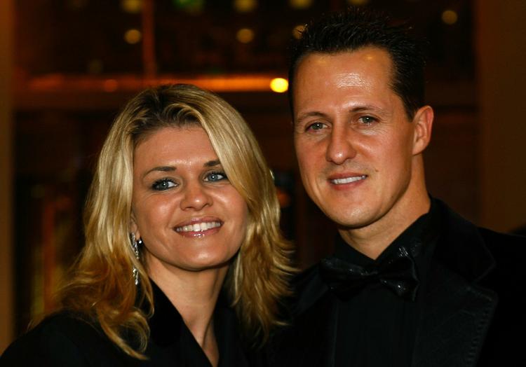 støtte. Michael Schumachers kone, Corinna (tv), er ved racerkørerens side ved sygesengen i Grenoble sammen med parrets to børn. 