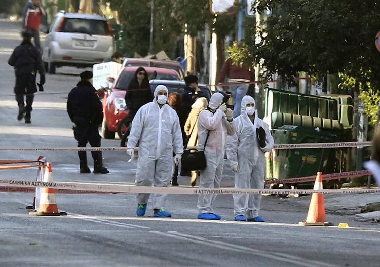 attentat. Den tyske ambassadør i Athens hjem var mandag nat udsat for attentatforsøg. Ukendte gerningsmænd affyrede ikke minde end 60 skud mod bopælen. 