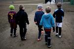 fiskeri. Forældrenes ambitioner, børnenes drømme og klubbernes jagt på den næste Lionel Messi har sat etikken under pres i fodboldens storklubber. 