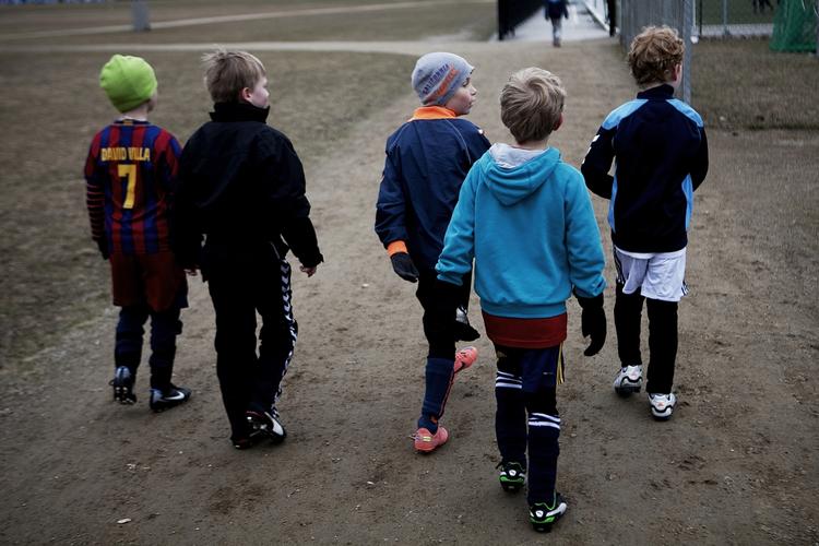 fiskeri. Forældrenes ambitioner, børnenes drømme og klubbernes jagt på den næste Lionel Messi har sat etikken under pres i fodboldens storklubber. 