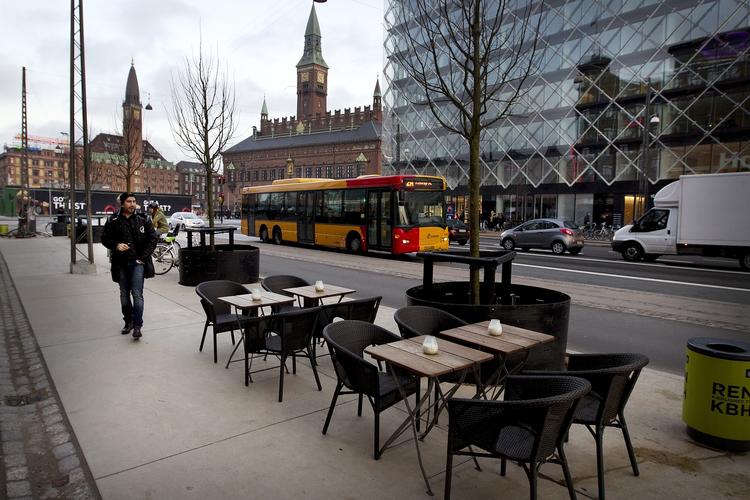 Færdig. Fodgængernebliver prioriteret på langs af Vesterbro Passage, der har et af byens størstefodgængerflows fra Hovedbanegården til Rådhuspladsen. 