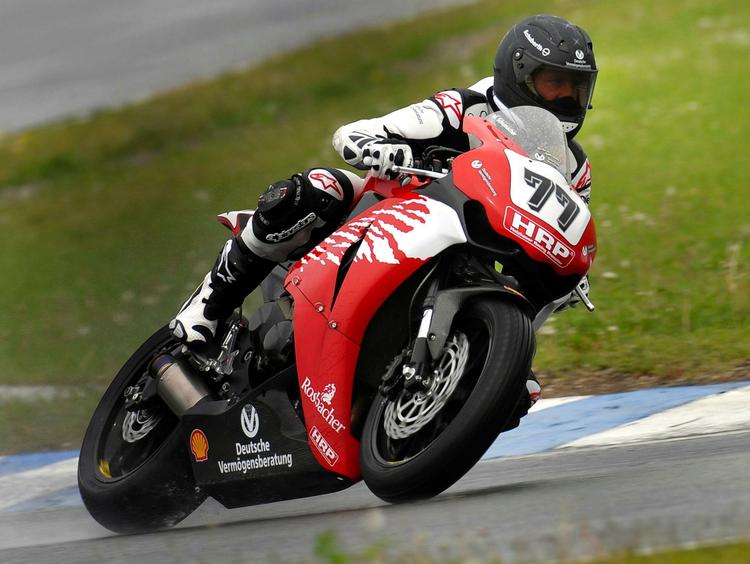 fartelsker. Michael Schumacher på sin Honda CBR 1000RR i kvalifikationsløbene til det tyske mesterskab i 2008. 