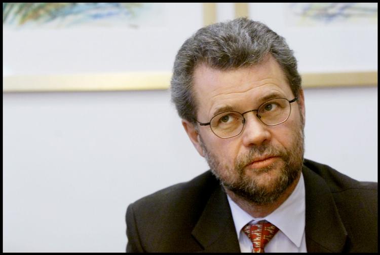 Dødsfald. Hans Hækkerup er død, 68 år gammel. 