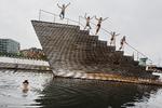 NYTÅRSHOP. Københavnere stod i kø på den sidste dag i 2012 for at hoppe en tur i havnen. For tredje år i træk inviterer vinterbadeklubben på Islands Brygge i morgen til en kold nytårsdukkert. 