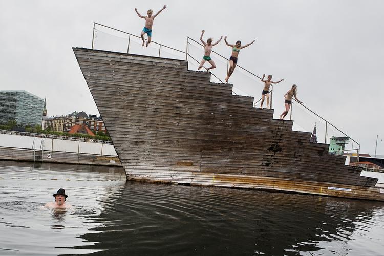 NYTÅRSHOP. Københavnere stod i kø på den sidste dag i 2012 for at hoppe en tur i havnen. For tredje år i træk inviterer vinterbadeklubben på Islands Brygge i morgen til en kold nytårsdukkert. 