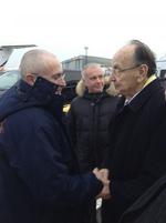 Fri. Den tidliger tyske udenrigsminister hilser på Khordorkovsky efter at han landede i Berlin som en fri mand for få dage siden. 