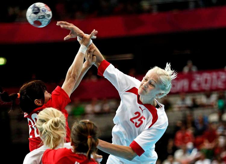 korsbåndsskade. Rutinerede Rikke Skov (th) bliver svær at undvære for Viborg. 