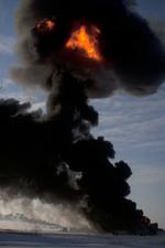 Kollission. Røgen fra eksplosionsbranden kunne ses mange kilometer væk. 