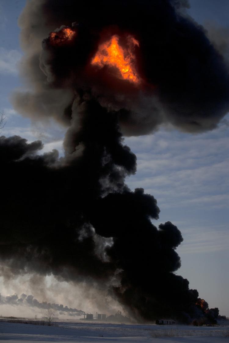 Kollission. Røgen fra eksplosionsbranden kunne ses mange kilometer væk. 