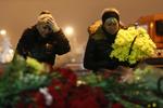 Sørgen. Kvinder lægger blomster uden for banegården i Volgograd. 18 mennesker har nu mistet livet i terrorangrebet søndag. 