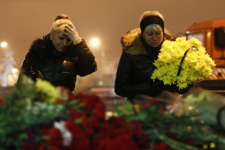Sørgen. Kvinder lægger blomster uden for banegården i Volgograd. 18 mennesker har nu mistet livet i terrorangrebet søndag. 