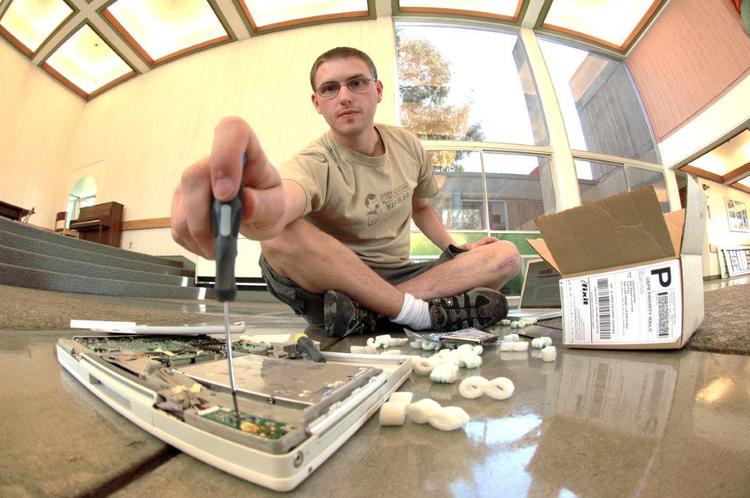 reparationsret. iFixit's stifter, Kyle Wiens, kæmper for, at producenterne forpligtes til at gøre det lettere at reparere deres produkter. 