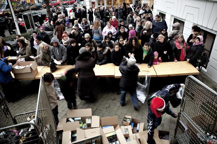 Julehjælp. Mange private arrangerede i år indsamlinger for at støtte de etablerede organisationer, så de kunne hjælpe flere til at få en god jul. Her er det Frelsens Hær, der deler ud til trængende. (Arkivfoto) 