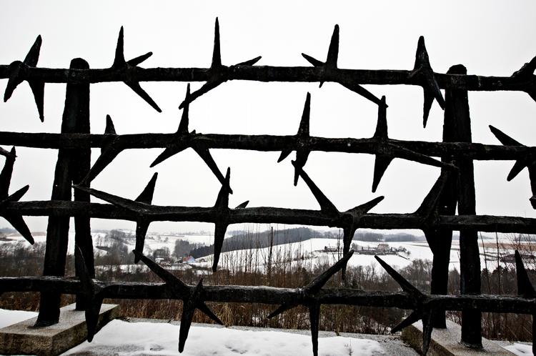 fanget. 200.000 mennesker sad i forbindelse med Anden Verdenskrig i koncentrationslejren Mauthausen øst for byen Linz i Østrig. 100.000 af dem døde i årene 1938-1945. Marsha Kreuzman reddede livet men mistede både sin mor, far og bror i Holocaust. 