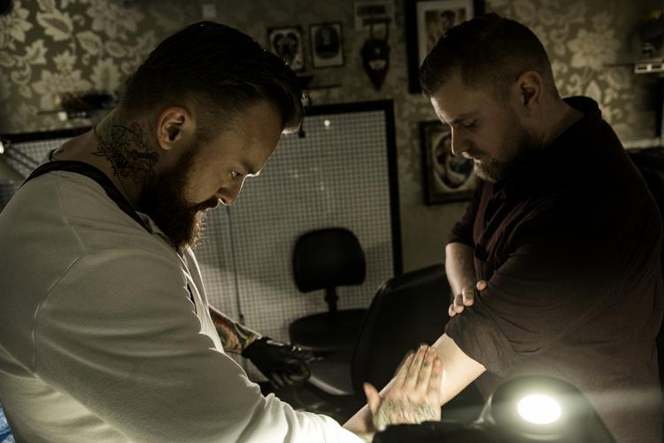 Tatoveringer. Martin Nyboe-Beck gør klar til at tatovere Andreas Havn. Han skal have lavet et kranie, der kommer op igennem en rose. 