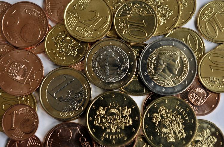 SKIFT. Når Letland passerer midnat, er landet en del af eurozonen og skifter sine lettiske lats, med billeder af solguden 'Milda' (kvinden på mønterne), ud med euro. 