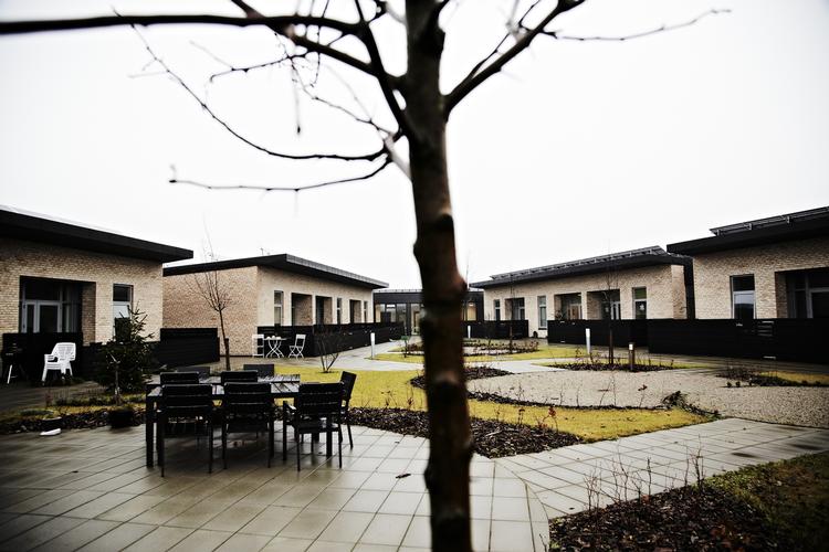 Handikapboliger. Katrinehaven i Viborg har 86 boliger samlet på en mark uden for byen, hvor beboerne bor på lange gange. »Selv om de fysiske rammer i disse boenheder er tidssvarende, fastholder bebyggelser, hvor mange personer med handikap lever sammen, deres isolation og forhindrer dem i at blive fuldt integreret i samfundet«, siger Nils Muižinieks, der er Europarådets menneskerettighedskommissær. 