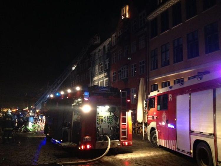 NYHAVN. En af nytårsnattens største brande i København udviklede sig på taget af en bygning i Nyhavn. 