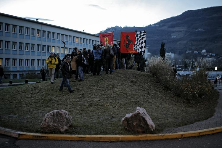 overvåget. Journalister og fans samler sig på en høj uden for hospitalet i Grenoble, hvor Michael Schumacher holdes i kunstig koma. 