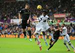 2-3. Swansea Citys Wilfried Bony scorede to flotte mål mod Manchester City, men det var ikke nok til at stoppe holdet i form. 