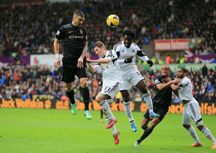 2-3. Swansea Citys Wilfried Bony scorede to flotte mål mod Manchester City, men det var ikke nok til at stoppe holdet i form. 