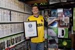 SPILLEGAL. 43-årige Michael Thomasson har næsten 11.000 computer- og konsolspil i sin samling, og det samlingen til verdens største, siger Guinness World Records. (Foto: AP Photo/Brianna Blank) 