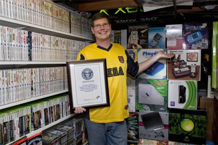 SPILLEGAL. 43-årige Michael Thomasson har næsten 11.000 computer- og konsolspil i sin samling, og det samlingen til verdens største, siger Guinness World Records. (Foto: AP Photo/Brianna Blank) 