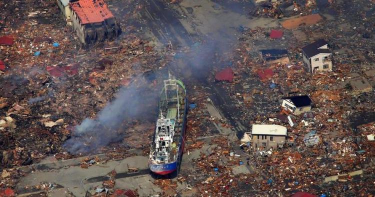 STRANDET. Et skib blev skyllet med af flodbølgen og landede midt i bymidten af byen Kesennuma. Mange turister har besøgt stedet for med egne øjne at se det, men nu er skibet fjernet. 