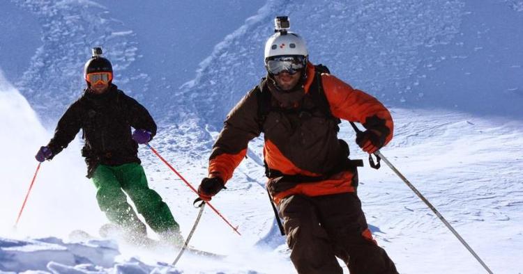 HJEMMEVIDEO. Skiinstruktør Henrik Thorsen (tv) og rejsearrangør Christoffer Backman filmer på vejen ned af bjerget i Makedonien, begge bruger Go Pro 3 black edition med fjernbetjening på håndleddet. 