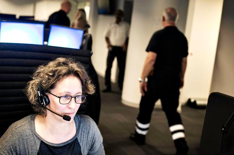 akut. Travl sygeplejerske taler med en patient i Region Hoved stadens ny vagtcentral for akut telefonen 1813. Debatten om den ny ordning har været så heftig, at stort set alle medier lagde vejen forbi i går. Foto: Peter Klint 
