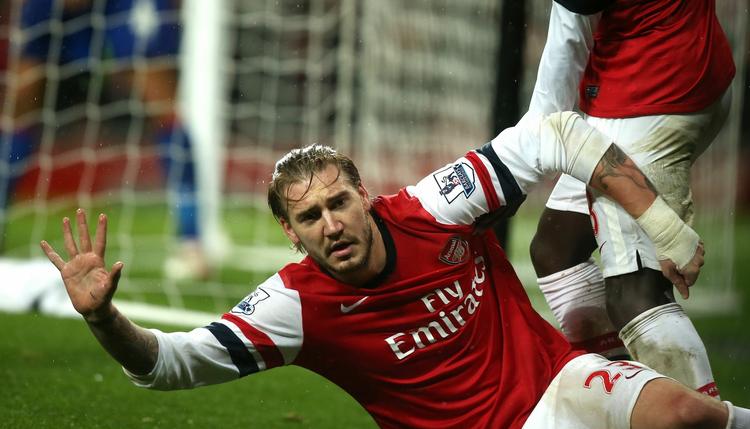 roser. Nicklas Bendtner har netop scoret det afgørende mål for Arsenal mod Cardiff - og blev skadet, da han vred om på foden. 