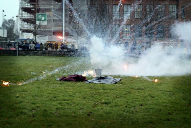 fyrværkeri. Over 100 mennesker har haft ubehagelige oplevelser med et bestemt fyrværkeribatteri fra T. Hansen nytårsaften. Billedet er et arkivfoto og gengiver ikke præcis, hvordan batteriet 'Solopgang' ifølge en række observanter opførte sig. 