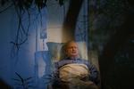 Livstruet. Ariel Sharon har ligget i koma i knap otte år. Her ses en skulptur af Sharon i en hospitalsseng - en installation af den israelske kunstner Noam Braslavsky på en udstilling i Tel Aviv i 2010. 