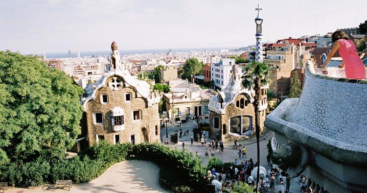 Barcelona. Byen byder på meget mere end Gaudi og Parc Guell. Politikens korrespondent i Barcelona guider dig til en dag med passion 