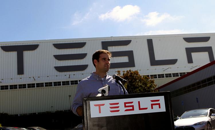 succes. Elbilproducenten Tesla drøner derudad, selv om den tekniske chef, J.B. Straubel, har måttet konstatere, at flere af de nye Model S-biler er brudt i brand. Brandene er dog alle sket i forbindelse med ulykker. 
